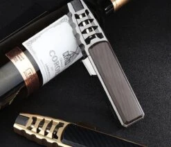 Merkloos Turbo Jetflame Aansteker - Gasbrander - Vuurwerk Torch - Crème Brûlée Brander - BBQ En Sigaren Aansteker - Windproof - Carbon Met Goudkleurige Metalen Behuizing -Barbecuebenodigdheden 1200x1028 1