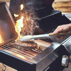 Burnhard Gas BBQ FRED JR. Deluxe - 2 Branders - Incl. Keramische Infraroodbrander & Afdekhoes - Deluxe 24 Burnhard Gas BBQ FRED JR. Deluxe - 2 Branders - Incl. Keramische Infraroodbrander & Afdekhoes - Deluxe -Barbecuebenodigdheden 1200x1200 3