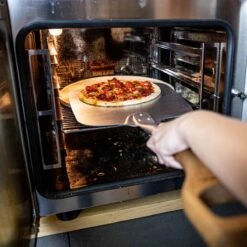 Boska Pizzasteen Deluxe - Voor Oven & BBQ - Knapperige Pizza's - Ø 29.5 Cm - BBQ Accessoires 31 Boska Pizzasteen Deluxe - Voor Oven & BBQ - Knapperige Pizza's - Ø 29.5 Cm - BBQ Accessoires -Barbecuebenodigdheden 1200x1200 434