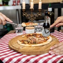 Boska Pizzaplank Friends L - BBQ Accessoires - Eikenhout - Handige Opvanggeul - Ø 34 Cm 20 Boska Pizzaplank Friends L - BBQ Accessoires - Eikenhout - Handige Opvanggeul - Ø 34 Cm -Barbecuebenodigdheden 1200x1200 607