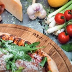 Boska Pizzaplank Friends L - BBQ Accessoires - Eikenhout - Handige Opvanggeul - Ø 34 Cm 21 Boska Pizzaplank Friends L - BBQ Accessoires - Eikenhout - Handige Opvanggeul - Ø 34 Cm -Barbecuebenodigdheden 1200x1200 608