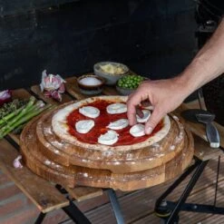 Boska Pizzaplank Friends L - BBQ Accessoires - Eikenhout - Handige Opvanggeul - Ø 34 Cm 30 Boska Pizzaplank Friends L - BBQ Accessoires - Eikenhout - Handige Opvanggeul - Ø 34 Cm -Barbecuebenodigdheden 1200x1200 616