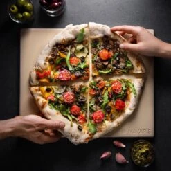 Navaris Pizzasteen XL Voor Oven En Barbecue - Rechthoekige Pizzaplaat 38 X 30 Cm - Inclusief Pizzaschep Met Extra Lang Handvat En Receptenboek -Barbecuebenodigdheden 1200x1200 652