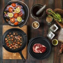 Dutch Mountains Gietijzeren Pannenset 7-delig - Dutch Oven – Braadpan - Grillpan - Hapjespan - Kookset In Houten Transportkist - Deksellifter - Brander -Barbecuebenodigdheden 1200x1200 698