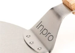 Inpro Pizzaschep RVS - Rond - Voor BBQ En Oven - Pizzaspatel - Taartschep - Houten Handvat - BBQ Gereedschap - Keukengerei - 30 Cm Diameter - Spatel 23 Inpro Pizzaschep RVS - Rond - Voor BBQ En Oven - Pizzaspatel - Taartschep - Houten Handvat - BBQ Gereedschap - Keukengerei - 30 Cm Diameter - Spatel -Barbecuebenodigdheden 1200x842 2