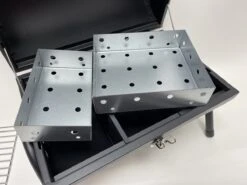 Compacte Draagbare Kolen BBQ Van Wolff BBQ - Handig Voor Op De Camping Op Het Strand Of In Een Park - Smoker Barbecue - Draagbare Lichtgewicht Bbq - Met Thermometer En Lucht Doorvoer. Laat Je Vlees Langzaam Garen. 14 Compacte Draagbare Kolen BBQ Van Wolff BBQ - Handig Voor Op De Camping Op Het Strand Of In Een Park - Smoker Barbecue - Draagbare Lichtgewicht Bbq - Met Thermometer En Lucht Doorvoer. Laat Je Vlees Langzaam Garen. -Barbecuebenodigdheden 1200x899 2