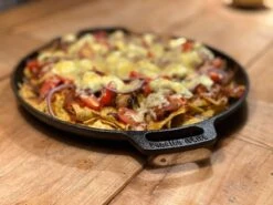 Valhal Outdoor Skillet / Plancha / Koekenpan - Gietijzer - Diameter 35cm, Twee Handvatten, VH35F -Barbecuebenodigdheden 1200x900 48