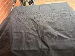 COVER UP HOC RED Label BBQ Hoes 145x61x117 Cm Waterdichte Barbecue Hoes / Afdekhoes Bbq / Met Trekkoord, Bbq Hoes, Bbq Hoes Waterdicht, Bbq Beschermhoes Zwart -Barbecuebenodigdheden 1200x902 4