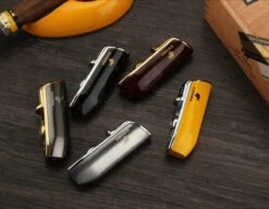 Cohiba® Sigarenaansteker - Sigarenboor - Sigaren - Sigaar - Cohiba Aansteker - Sigarenboor - Sigaren Accessoires - Sigarenknipper - Sigaar Aansteker - Cohiba - Incl. Luxe Geschenkdoos - Rood 31 Cohiba® Sigarenaansteker - Sigarenboor - Sigaren - Sigaar - Cohiba Aansteker - Sigarenboor - Sigaren Accessoires - Sigarenknipper - Sigaar Aansteker - Cohiba - Incl. Luxe Geschenkdoos - Rood -Barbecuebenodigdheden 1200x934