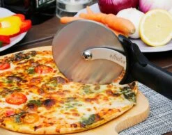 Bighorn Pizzaschep Voor BBQ En Oven-Inklapbare Handgreep -Pizzasnijder- Edelstaal -geschikt Als Broodschep En Ovenschep - SRPT01 -Barbecuebenodigdheden 1200x944 1