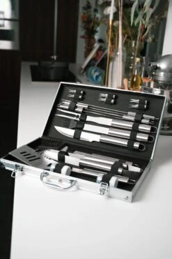 Sens Design BBQ Accesoires - 18 Delig - BBQ Gereedschapset Koffer 13 Sens Design BBQ Accesoires - 18 Delig - BBQ Gereedschapset Koffer -Barbecuebenodigdheden 800x1200 13